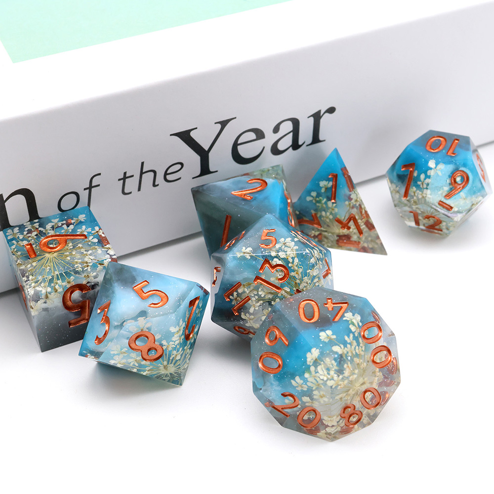 Lake Blue Transparent Resin Sharp Edge Dice Set, 7PCS Polyhedral Dice with White Dried Flowers & Rose Gold Numbers for D&D TTRPG Tabletop Games